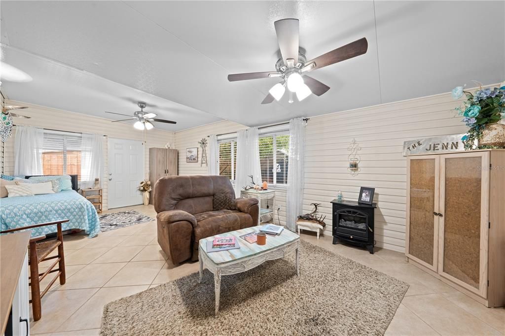 For Sale: $175,000 (1 beds, 1 baths, 696 Square Feet)