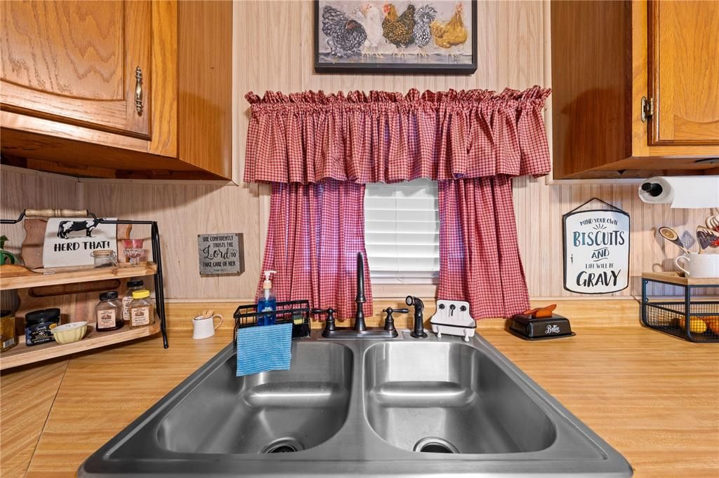 For Sale: $175,000 (1 beds, 1 baths, 696 Square Feet)