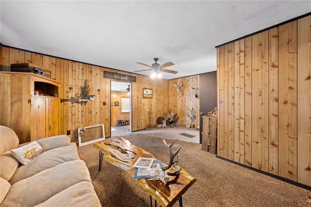 For Sale: $175,000 (1 beds, 1 baths, 696 Square Feet)