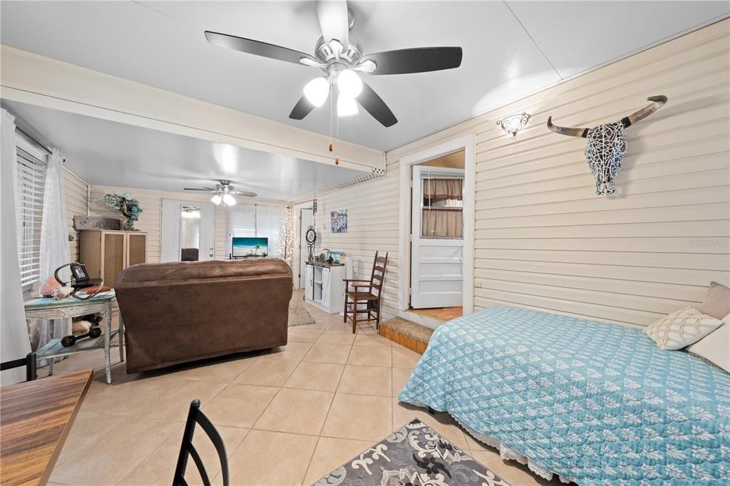 For Sale: $175,000 (1 beds, 1 baths, 696 Square Feet)