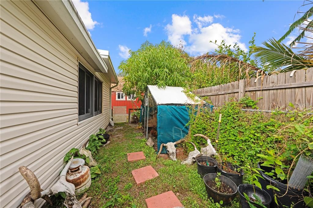 For Sale: $175,000 (1 beds, 1 baths, 696 Square Feet)