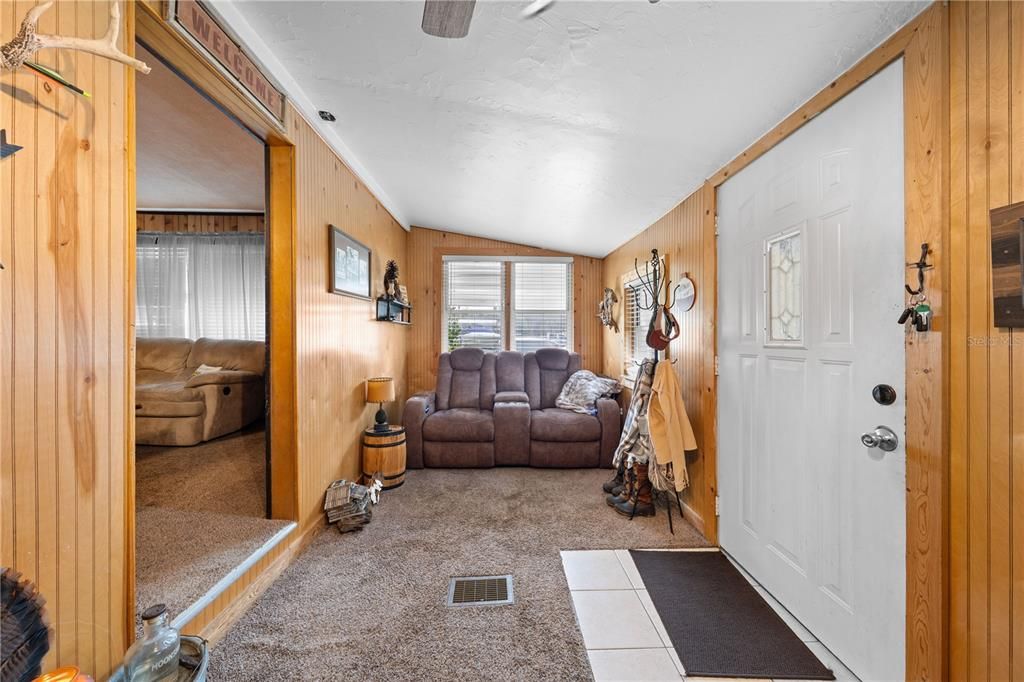 For Sale: $175,000 (1 beds, 1 baths, 696 Square Feet)