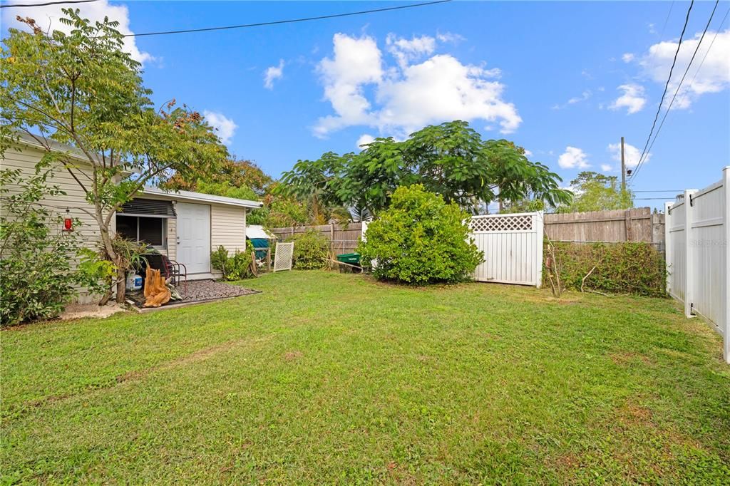 For Sale: $175,000 (1 beds, 1 baths, 696 Square Feet)