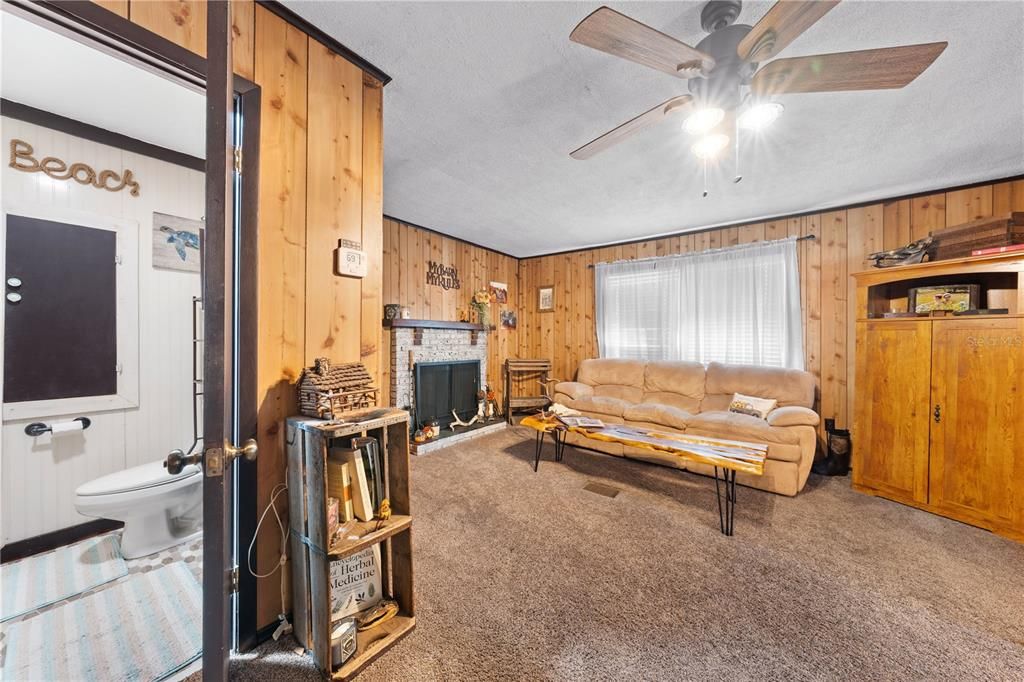 For Sale: $175,000 (1 beds, 1 baths, 696 Square Feet)