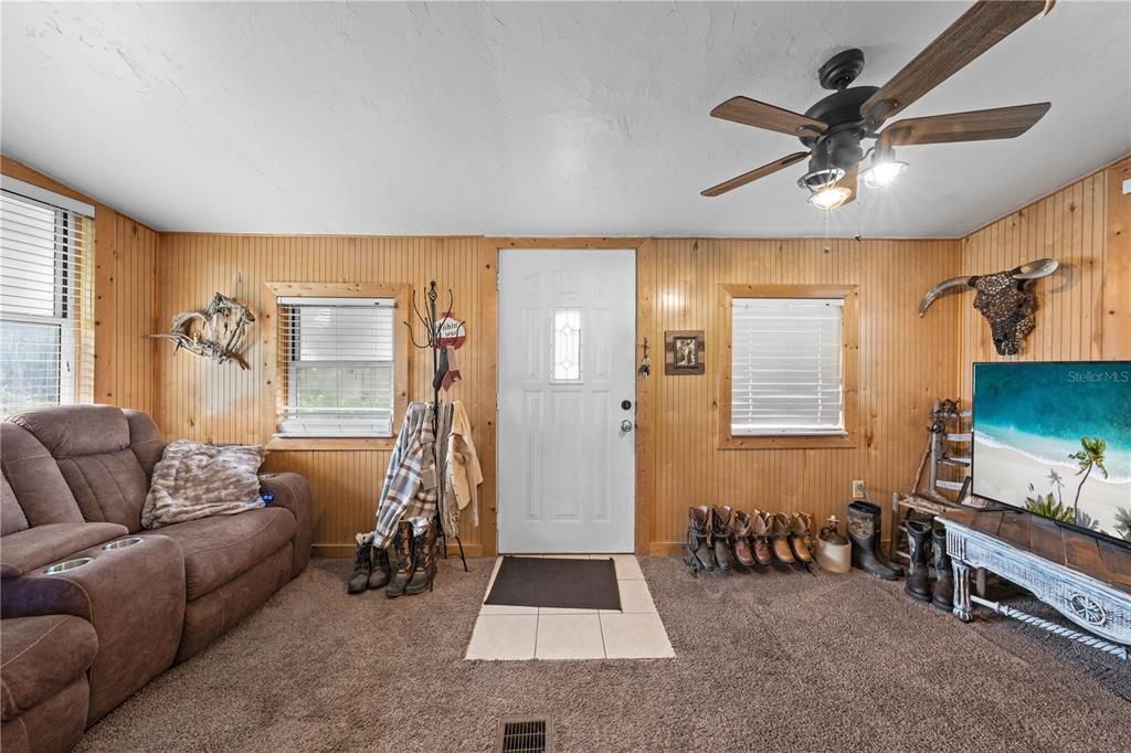 For Sale: $175,000 (1 beds, 1 baths, 696 Square Feet)