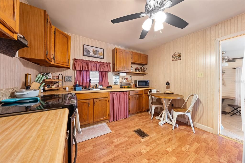 For Sale: $175,000 (1 beds, 1 baths, 696 Square Feet)