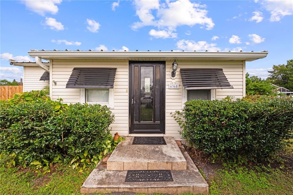 For Sale: $175,000 (1 beds, 1 baths, 696 Square Feet)