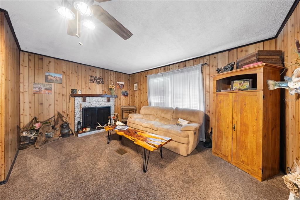 For Sale: $175,000 (1 beds, 1 baths, 696 Square Feet)