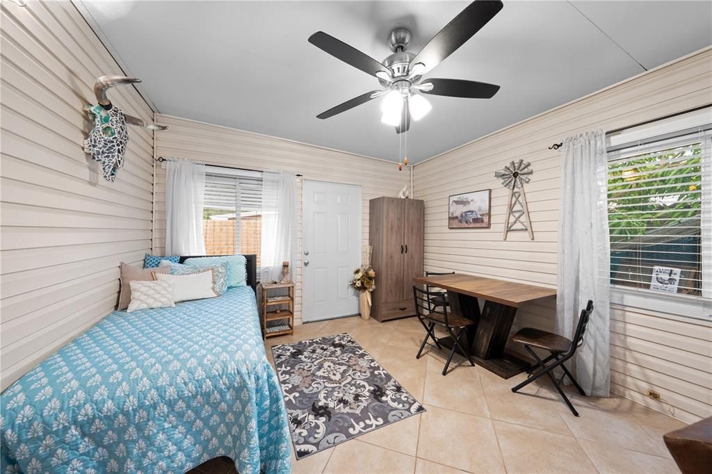 For Sale: $175,000 (1 beds, 1 baths, 696 Square Feet)