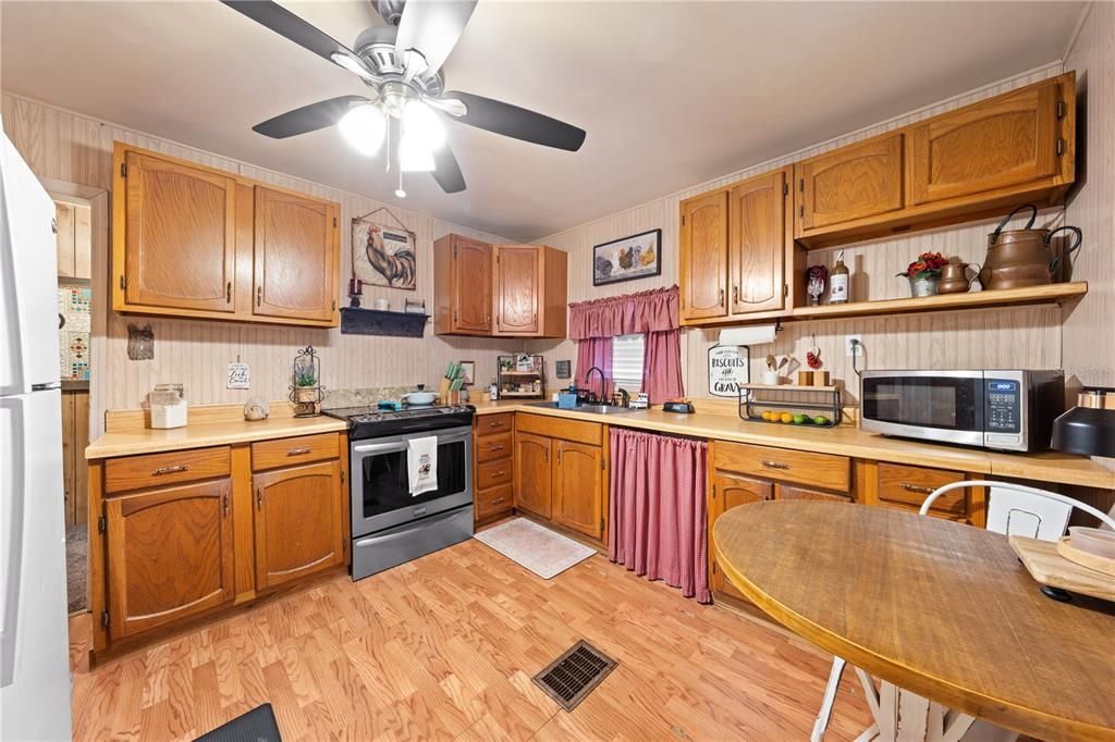 For Sale: $175,000 (1 beds, 1 baths, 696 Square Feet)
