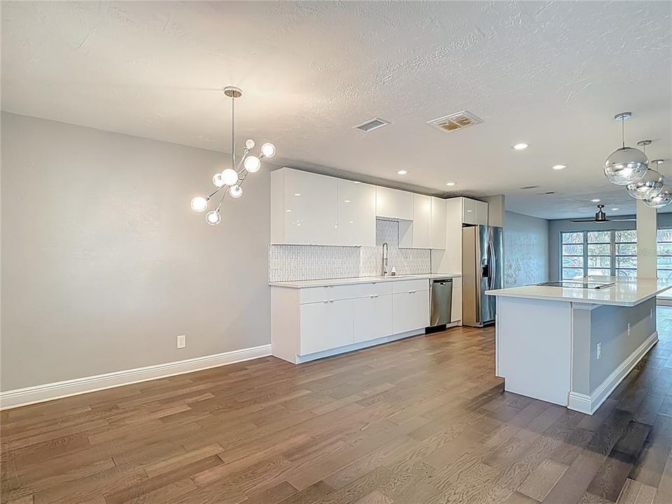 Под контрактом: $519,900 (3 спален, 2 ванн, 2220 Квадратных фут)