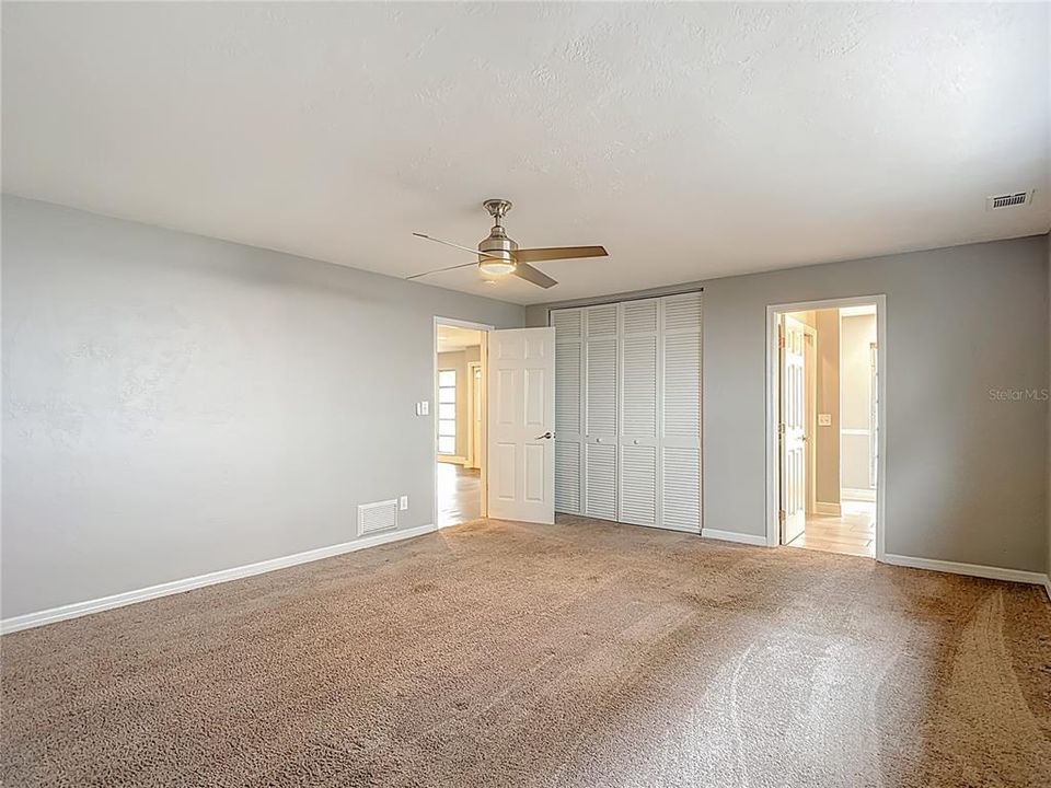 Под контрактом: $519,900 (3 спален, 2 ванн, 2220 Квадратных фут)