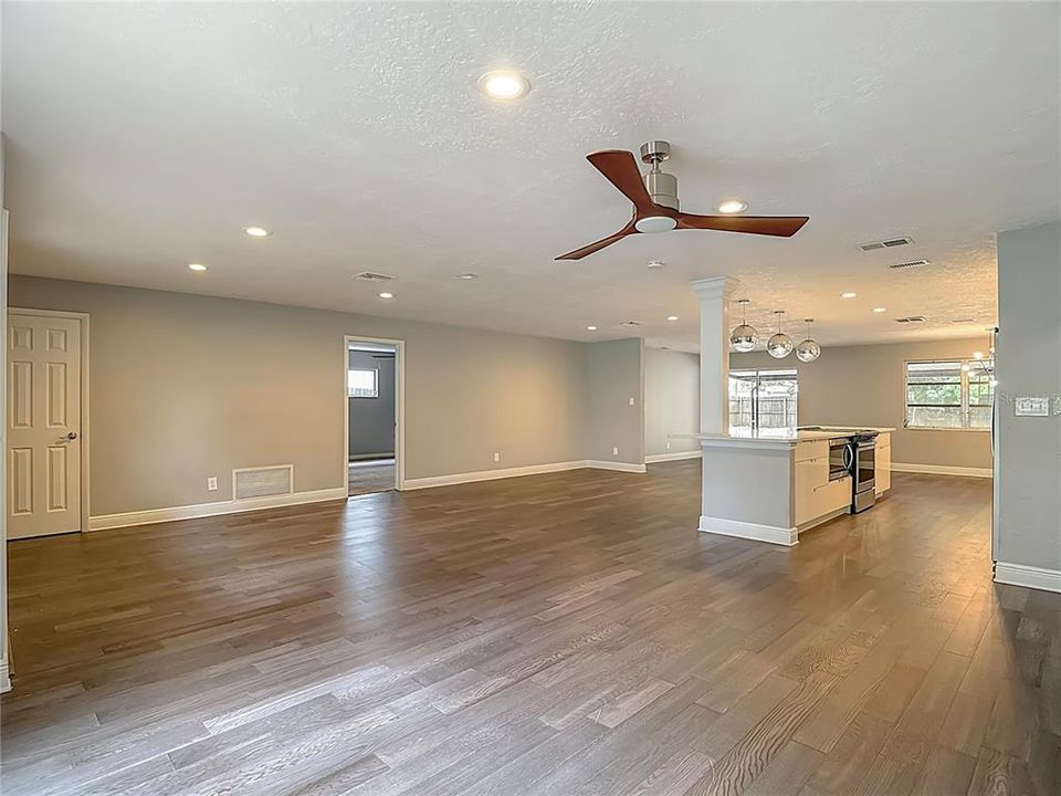 Под контрактом: $519,900 (3 спален, 2 ванн, 2220 Квадратных фут)