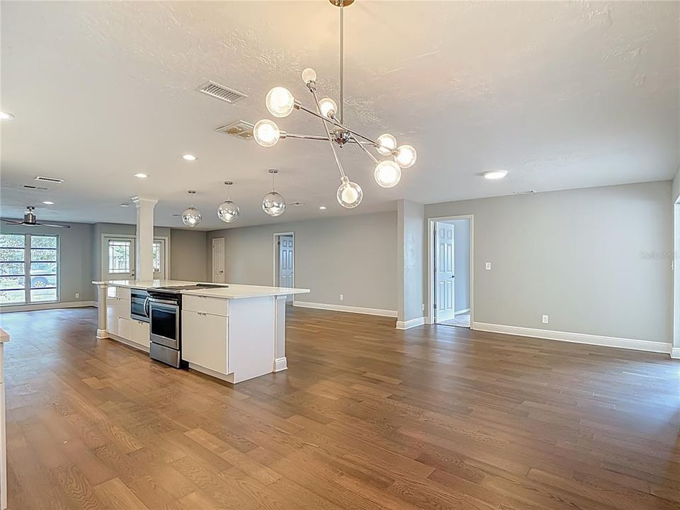 Под контрактом: $519,900 (3 спален, 2 ванн, 2220 Квадратных фут)