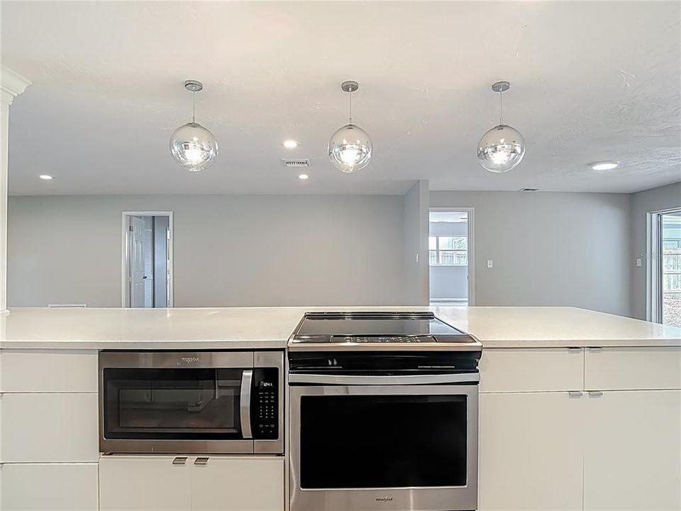 Под контрактом: $519,900 (3 спален, 2 ванн, 2220 Квадратных фут)