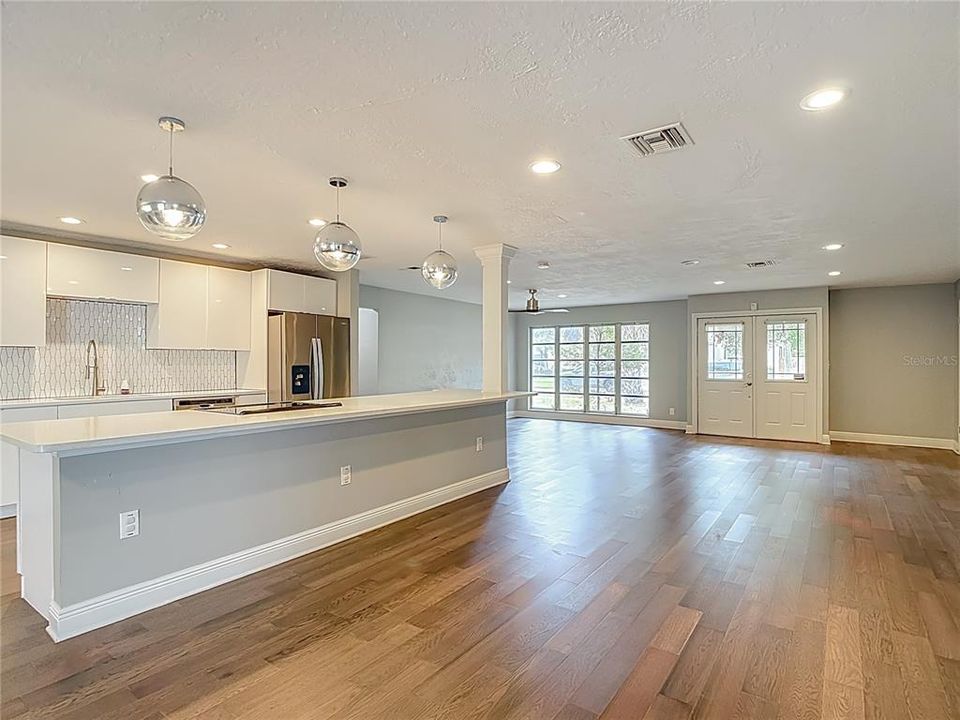 Под контрактом: $519,900 (3 спален, 2 ванн, 2220 Квадратных фут)