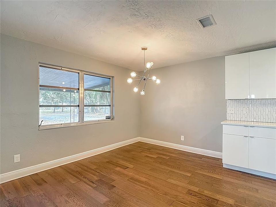 Под контрактом: $519,900 (3 спален, 2 ванн, 2220 Квадратных фут)