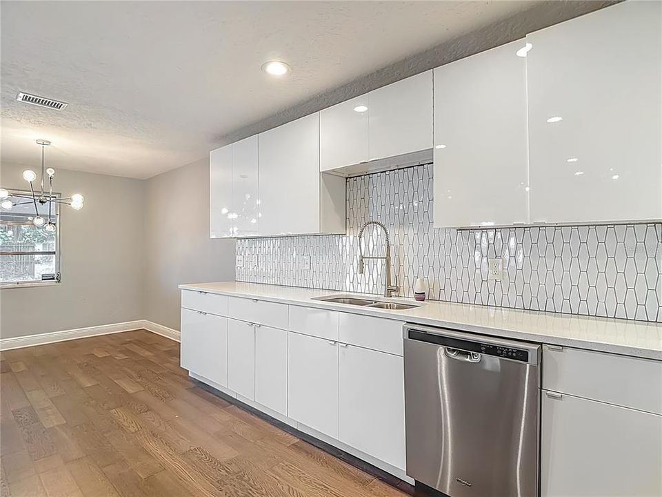 Под контрактом: $519,900 (3 спален, 2 ванн, 2220 Квадратных фут)