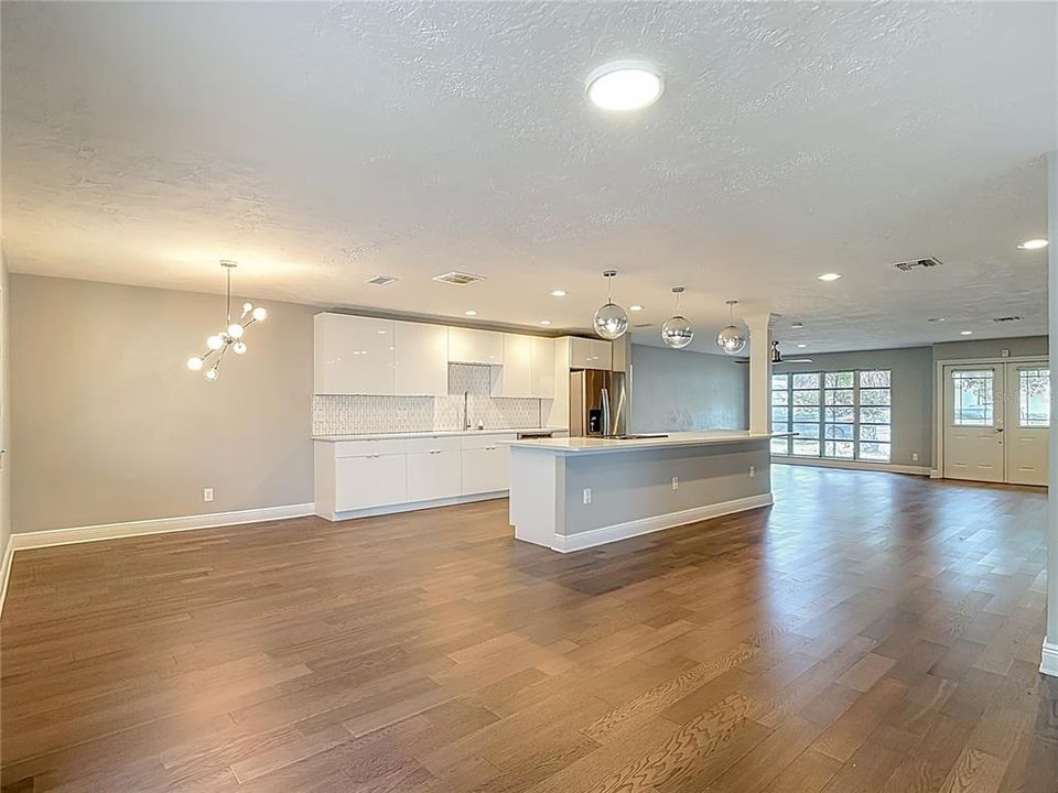 Под контрактом: $519,900 (3 спален, 2 ванн, 2220 Квадратных фут)