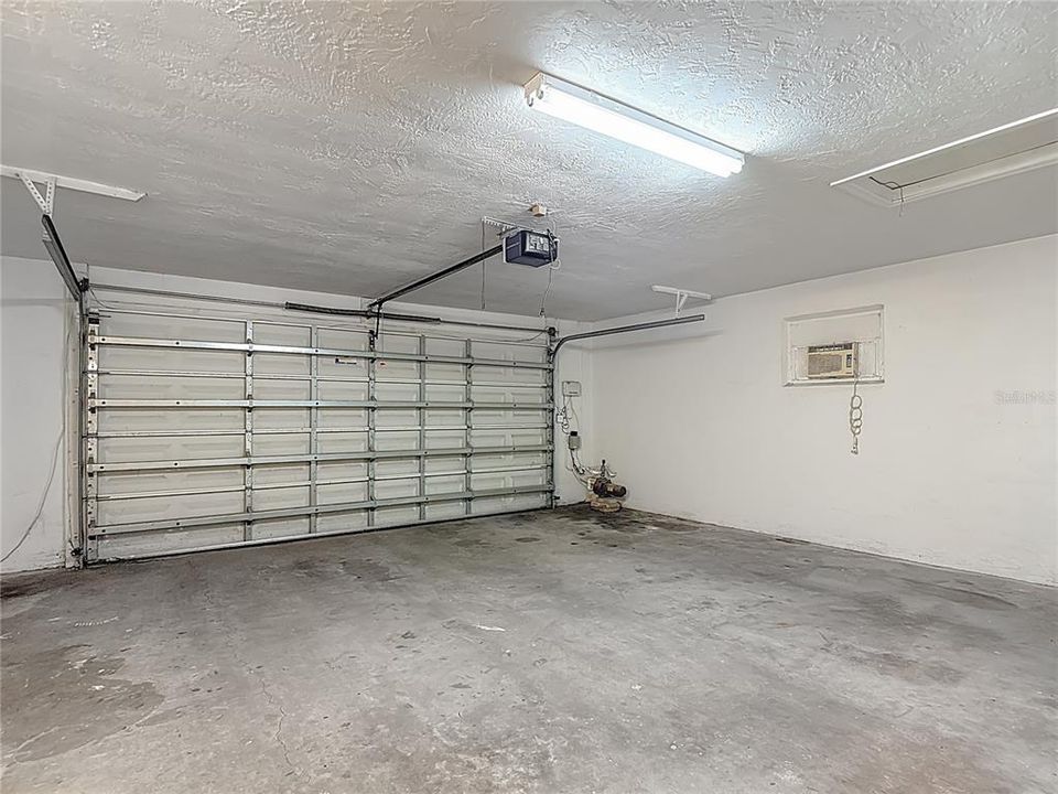 Под контрактом: $519,900 (3 спален, 2 ванн, 2220 Квадратных фут)