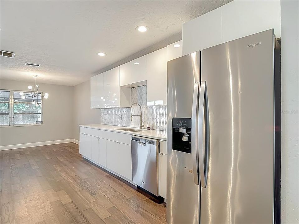 Под контрактом: $519,900 (3 спален, 2 ванн, 2220 Квадратных фут)