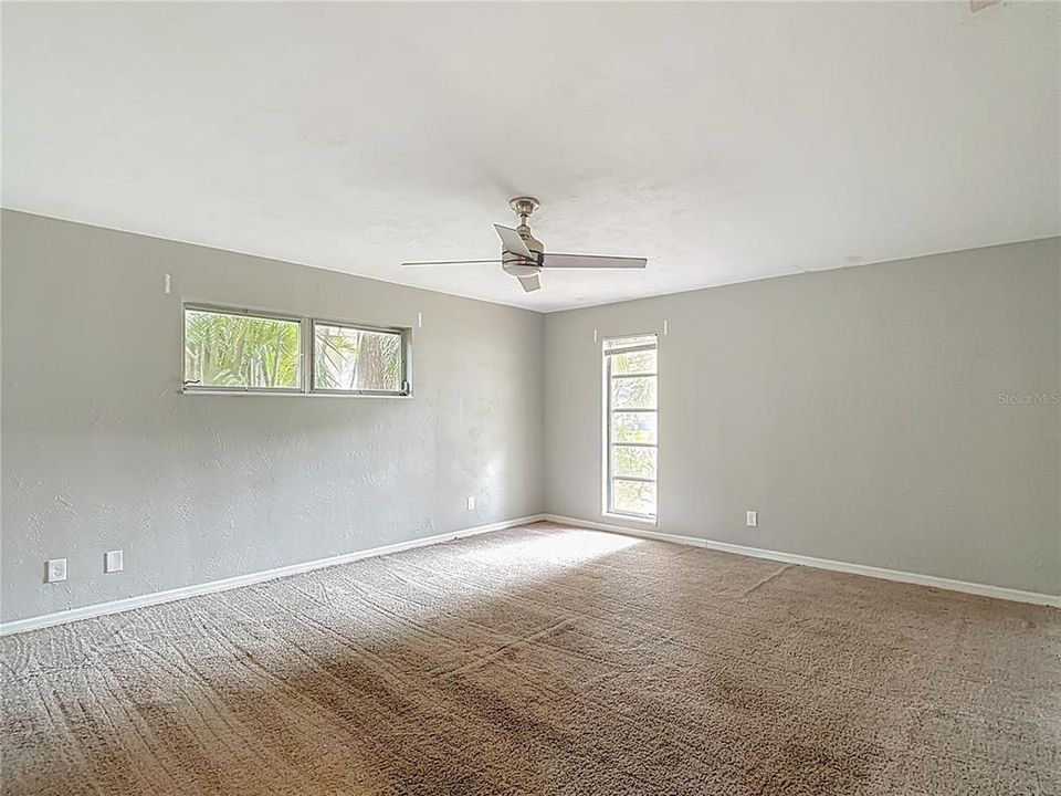 Под контрактом: $519,900 (3 спален, 2 ванн, 2220 Квадратных фут)