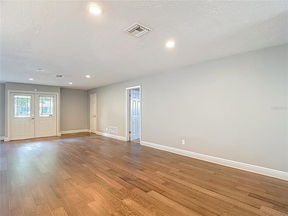 Под контрактом: $519,900 (3 спален, 2 ванн, 2220 Квадратных фут)