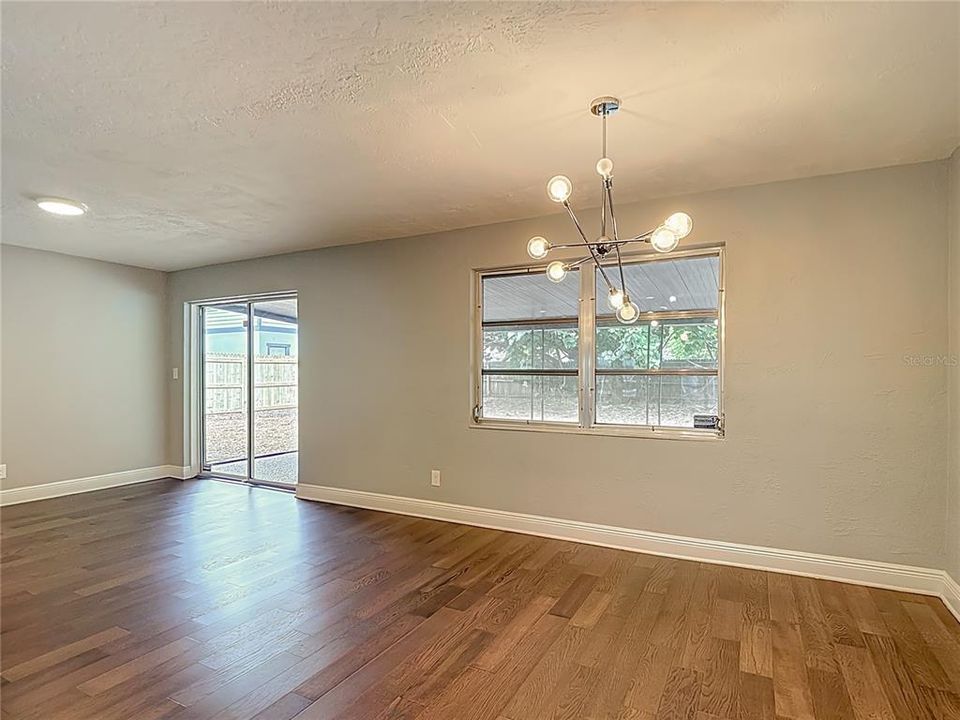 Под контрактом: $519,900 (3 спален, 2 ванн, 2220 Квадратных фут)