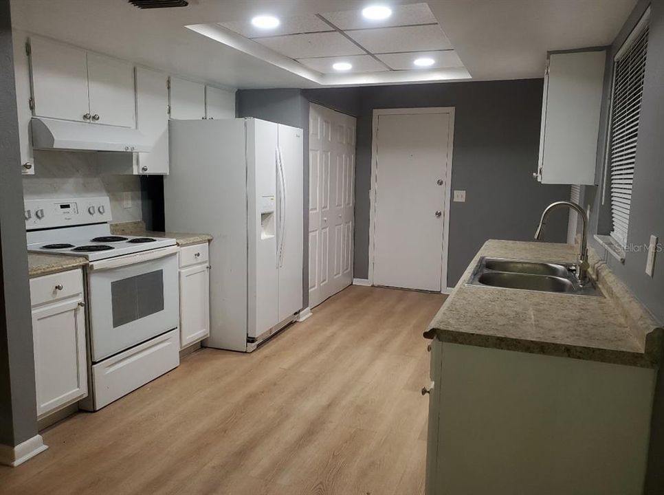 На продажу: $320,000 (3 спален, 2 ванн, 1244 Квадратных фут)