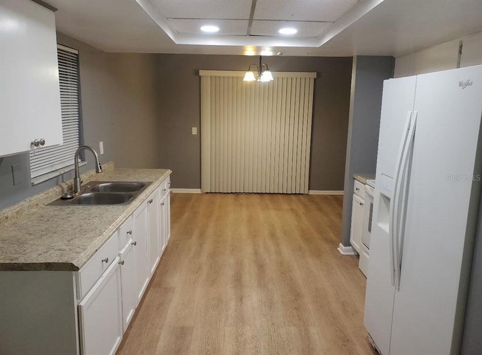 На продажу: $320,000 (3 спален, 2 ванн, 1244 Квадратных фут)