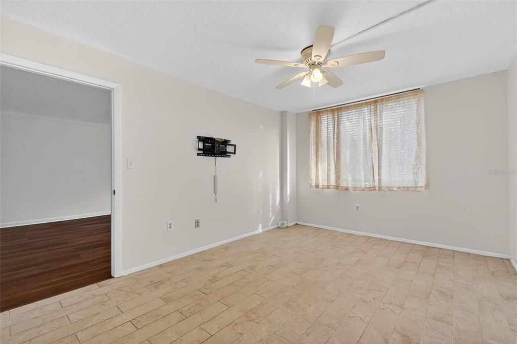 For Sale: $180,000 (2 beds, 2 baths, 1150 Square Feet)