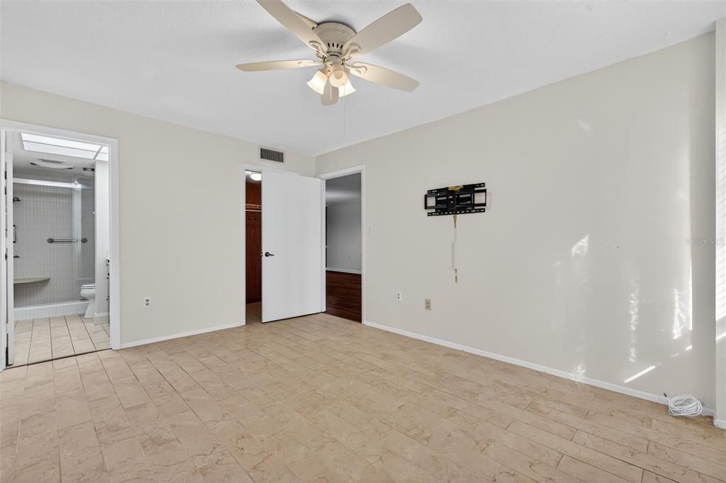 For Sale: $180,000 (2 beds, 2 baths, 1150 Square Feet)