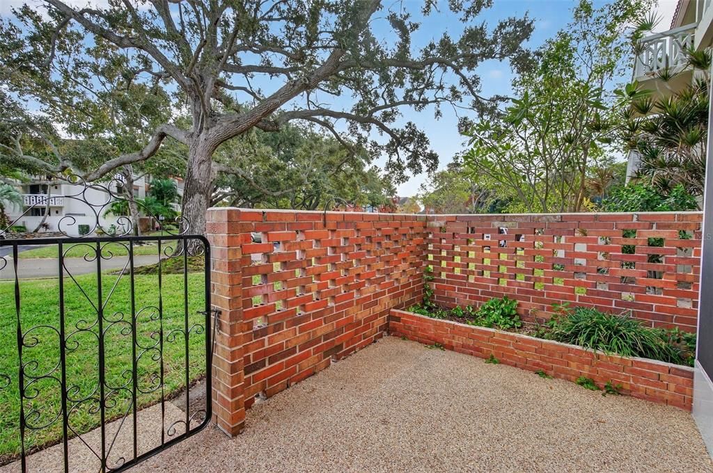 For Sale: $180,000 (2 beds, 2 baths, 1150 Square Feet)