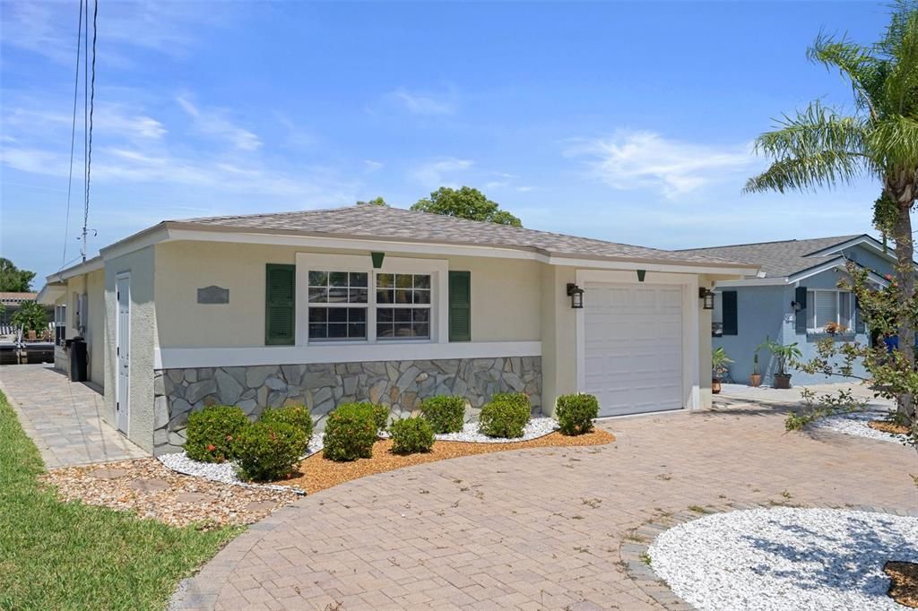 For Rent: $2,400 (2 beds, 2 baths, 1236 Square Feet)