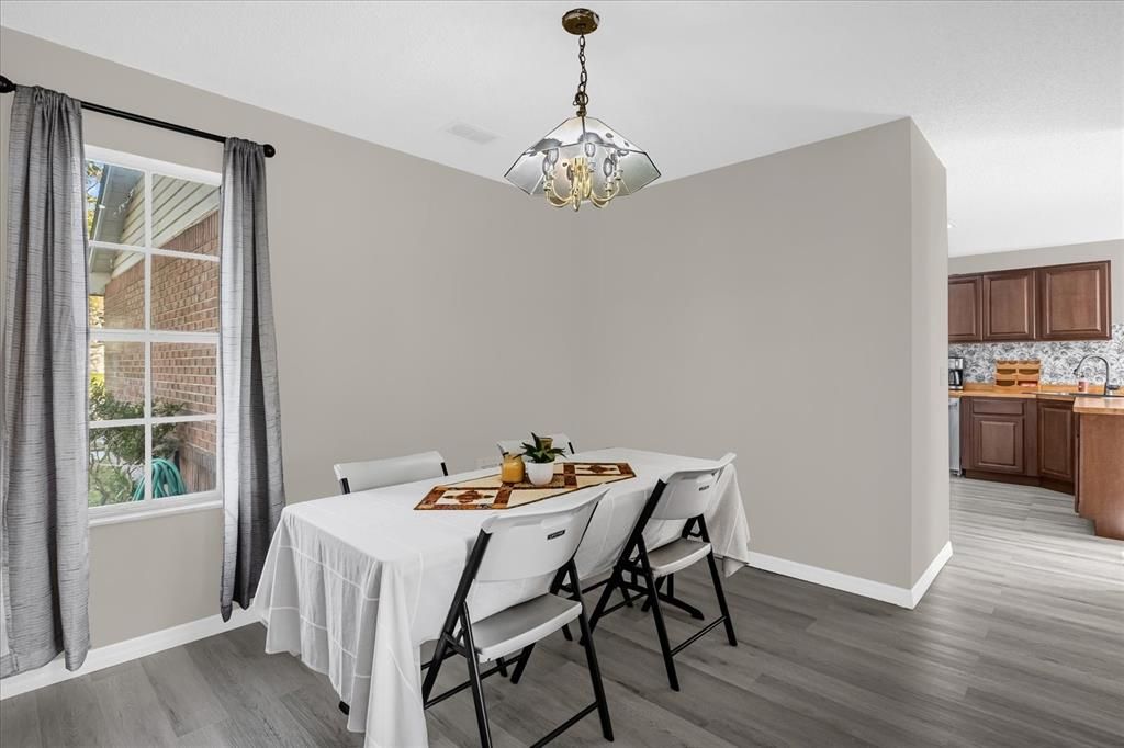 En Venta: $450,000 (4 camas, 2 baños, 1834 Pies cuadrados)