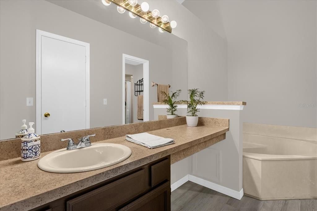 En Venta: $450,000 (4 camas, 2 baños, 1834 Pies cuadrados)