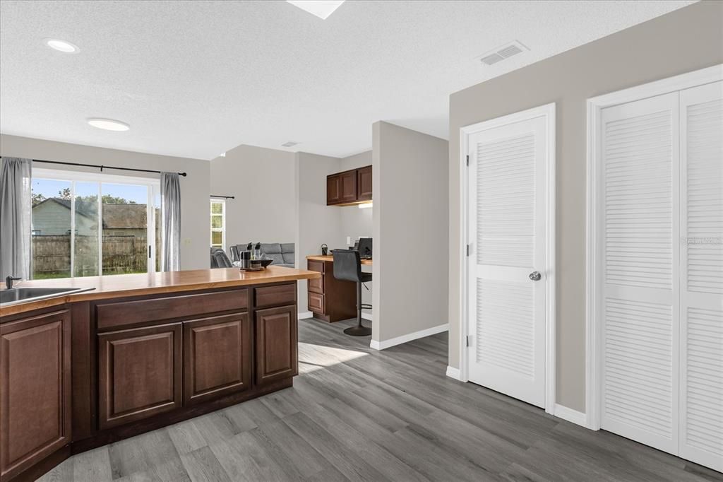 En Venta: $450,000 (4 camas, 2 baños, 1834 Pies cuadrados)