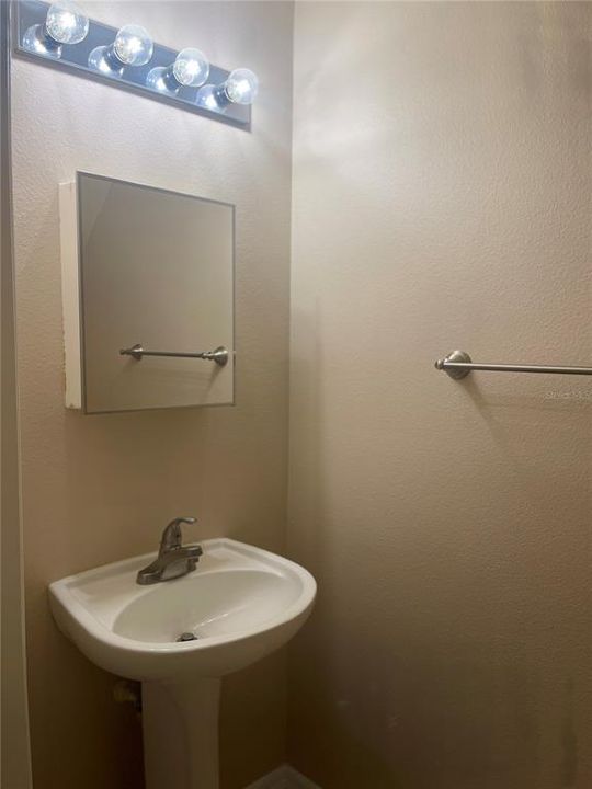 出租: $2,100 (3 贝兹, 2 浴室, 1880 平方英尺)