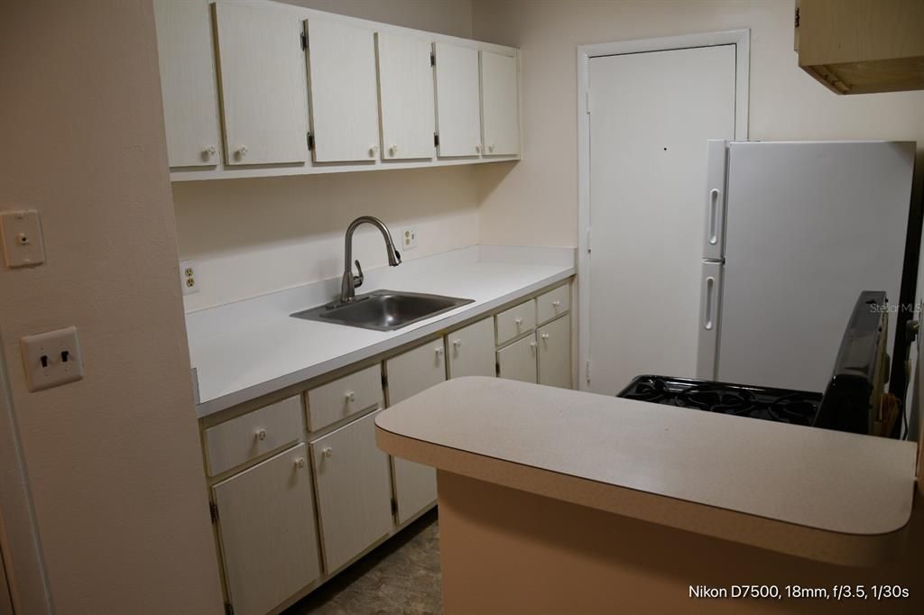 出租: $1,095 (2 贝兹, 1 浴室, 889 平方英尺)