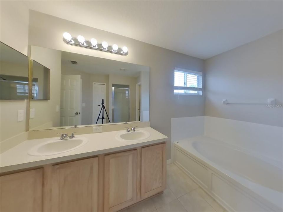 For Rent: $2,499 (3 beds, 2 baths, 2364 Square Feet)