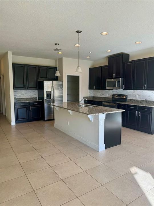 For Rent: $2,395 (3 beds, 2 baths, 1872 Square Feet)