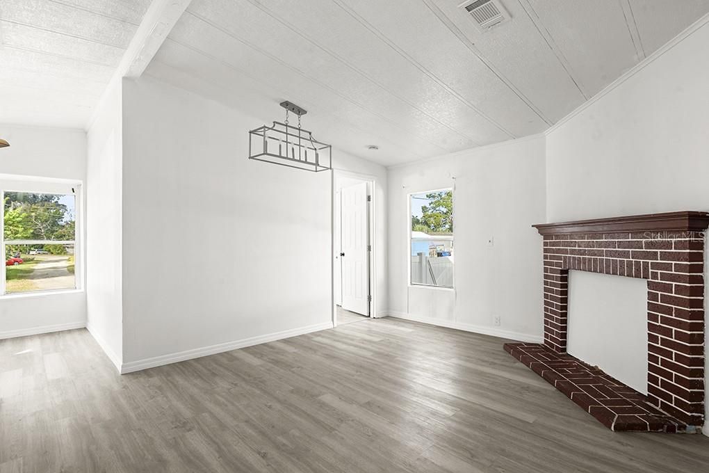 待售: $160,000 (3 贝兹, 2 浴室, 1006 平方英尺)