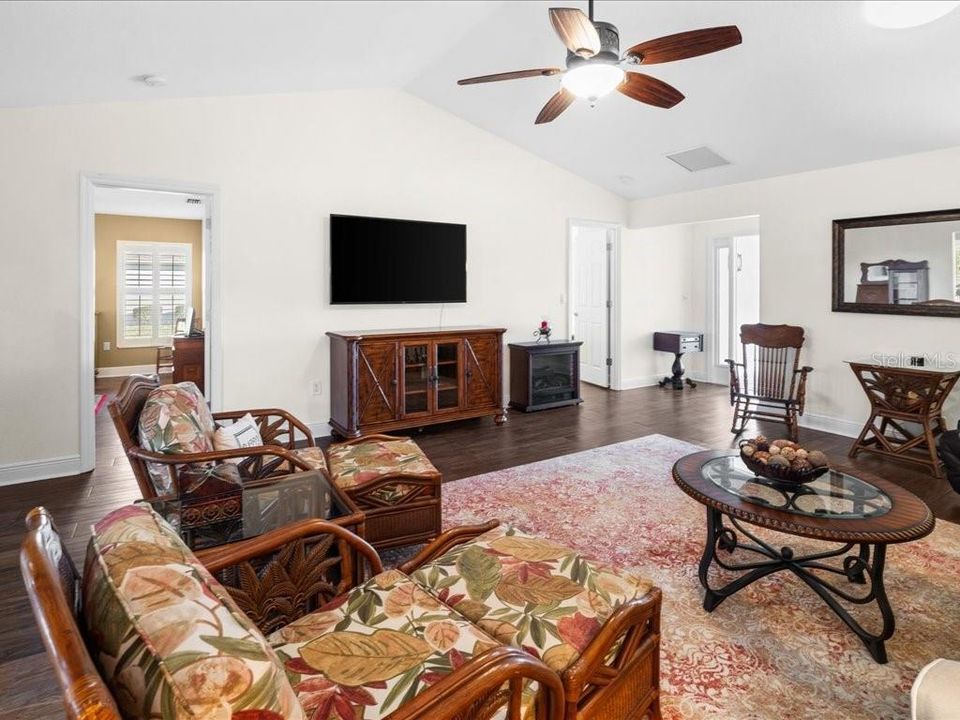 待售: $345,000 (2 贝兹, 2 浴室, 1620 平方英尺)