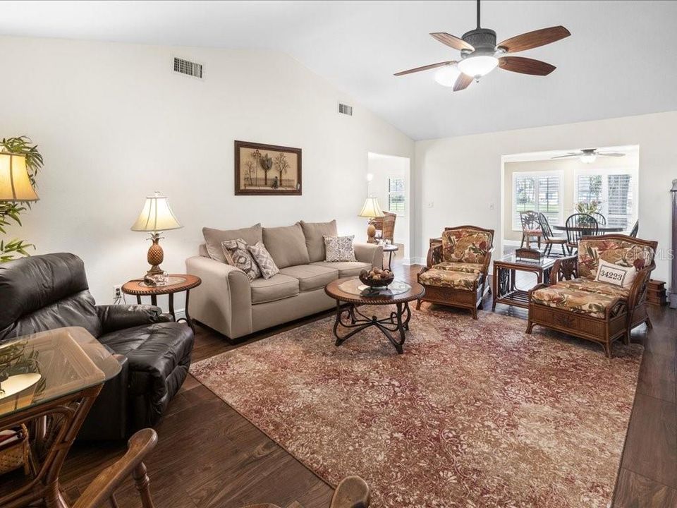 待售: $345,000 (2 贝兹, 2 浴室, 1620 平方英尺)