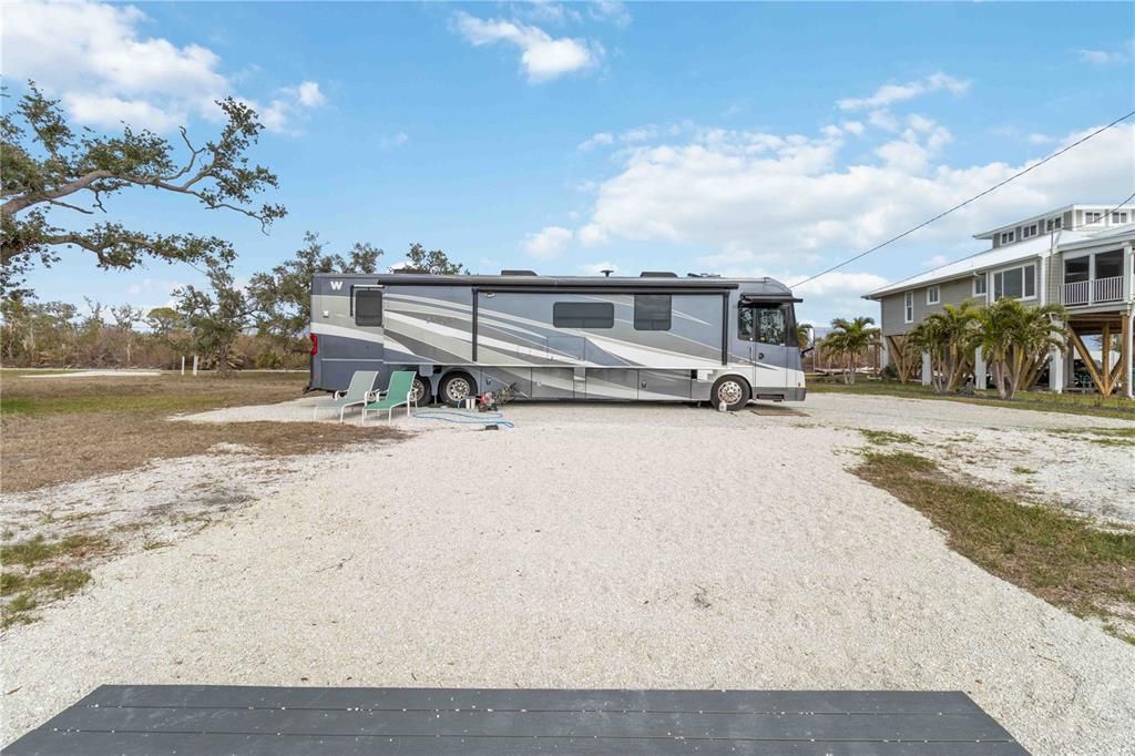 待售: $1,099,999 (1.35 acres)