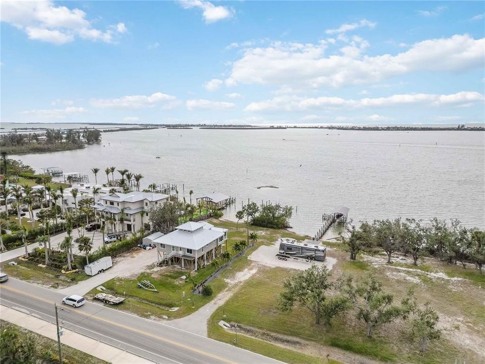 待售: $1,099,999 (1.35 acres)