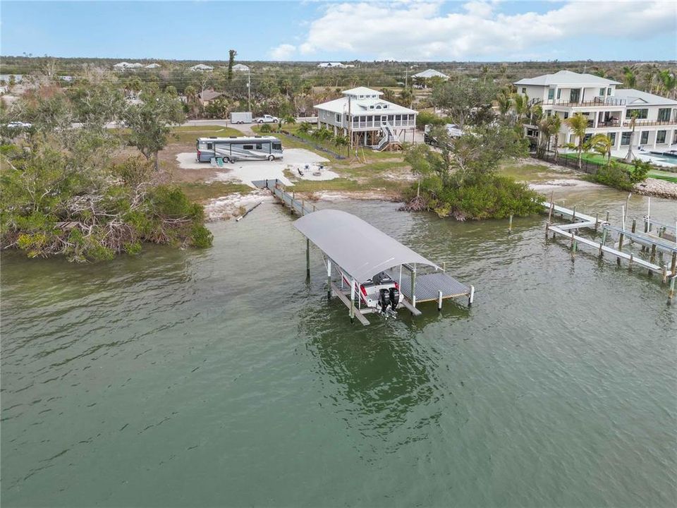 待售: $1,099,999 (1.35 acres)