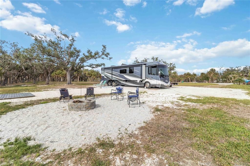 待售: $1,099,999 (1.35 acres)