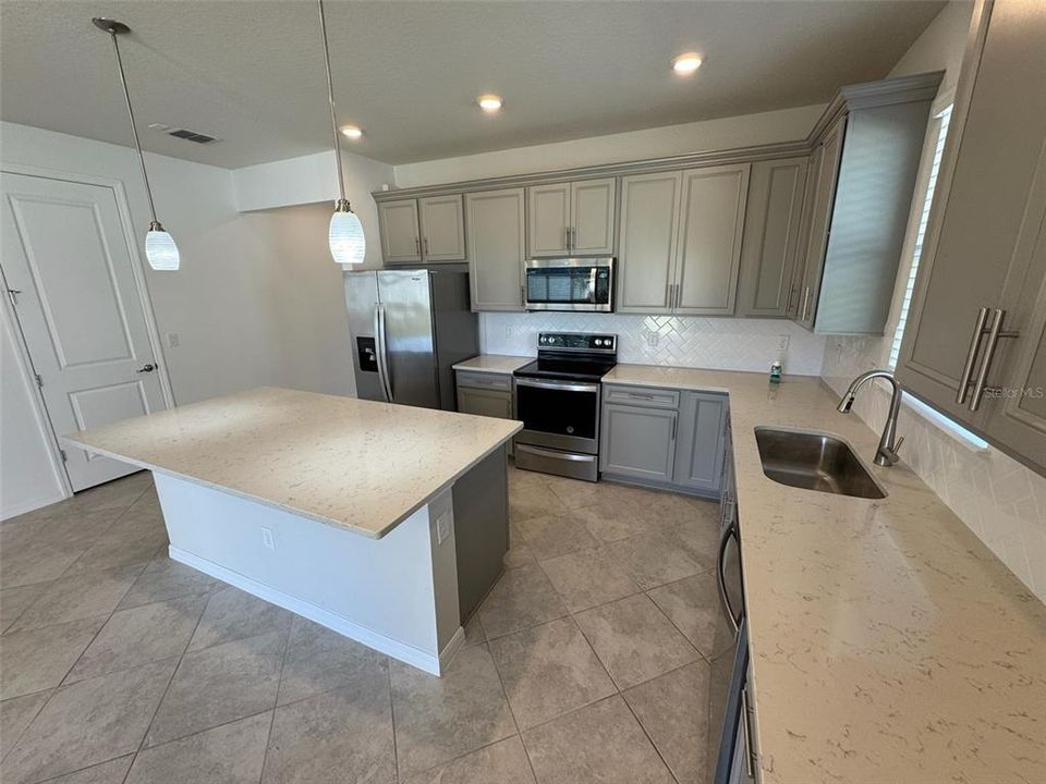 待售: $439,900 (4 贝兹, 2 浴室, 1828 平方英尺)