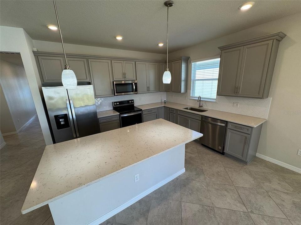 待售: $439,900 (4 贝兹, 2 浴室, 1828 平方英尺)